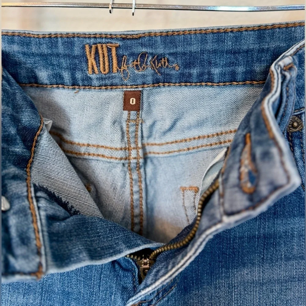 Kut From The Kloth Catherine Mid-Rise Boyfriend Jean- Size 0 - Picture 7 of 9